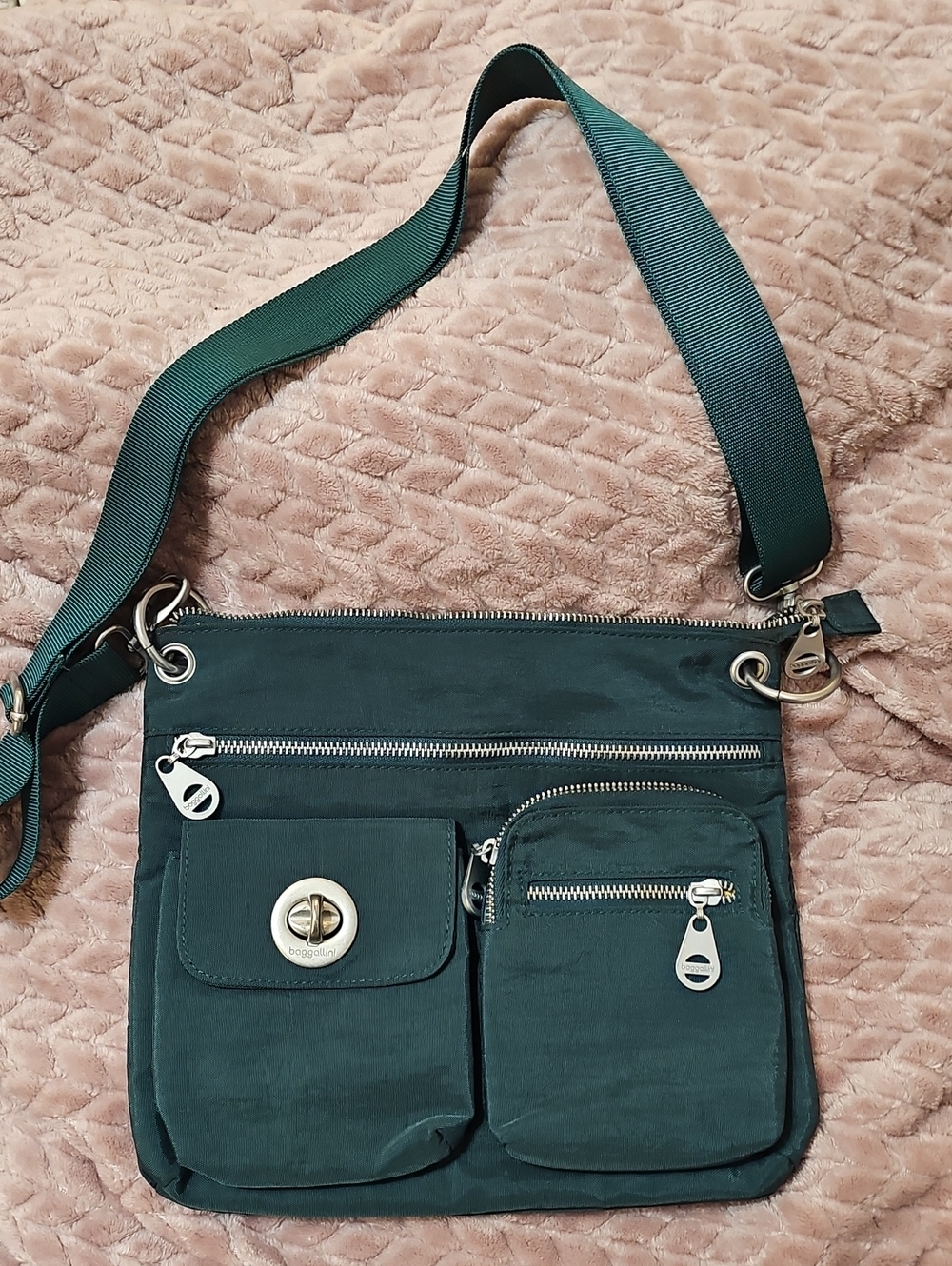 Baggallini Green Crossbody Bag with Multiple Pockets. EUC.